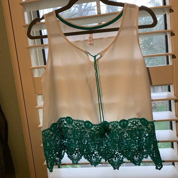 Sleeveless tank with green lace detail. - Picture 2 of 2